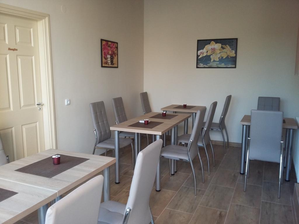 Апартаменты Fonix Apartman Дьюла Экстерьер фото